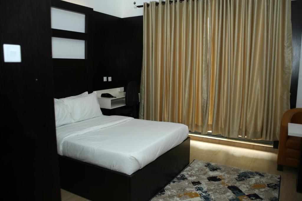 Hotel Capitol photo 2