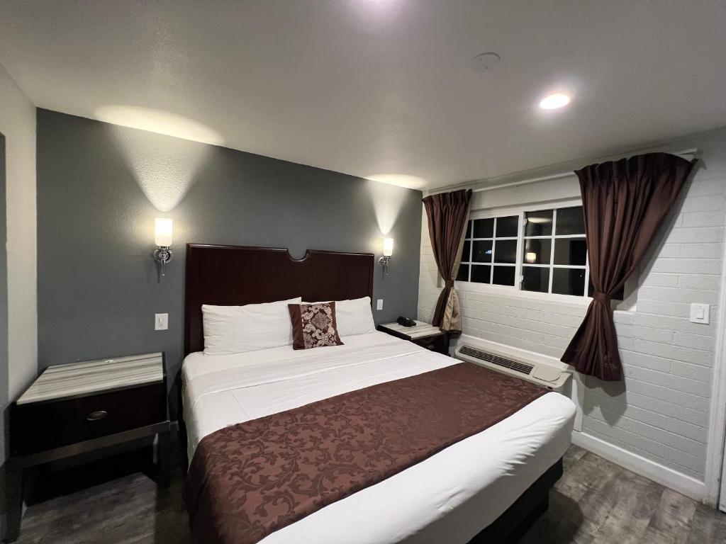 Relax Inn Motel image