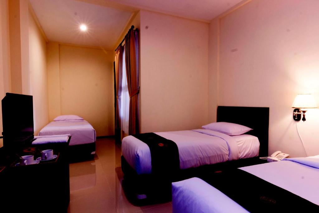 Трехместный (Улучшенный трехместный номер с собственным уголком), Manggar Indonesia Hotel
