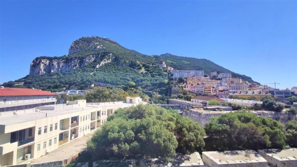 Swimming pools Apartment in Ocean Village - 2 bed 2 bath Rock view photo 1