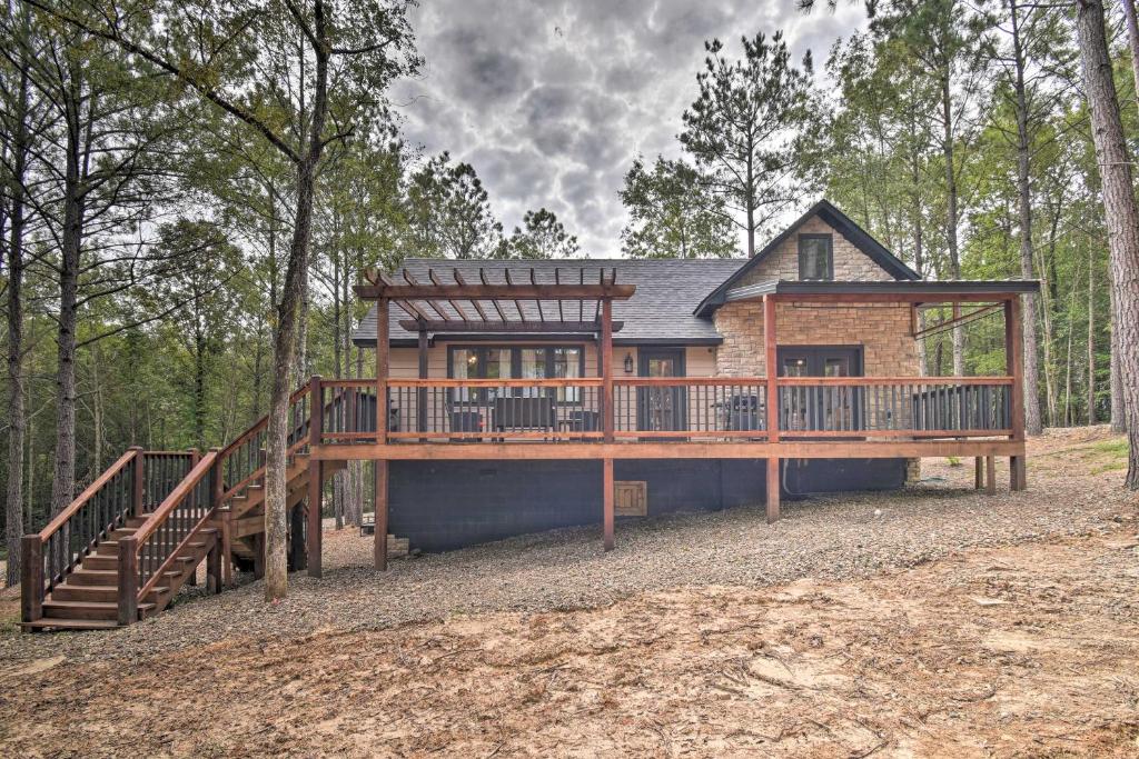 Modern Cabin with Spacious Deck, BBQ, and Pergola!
