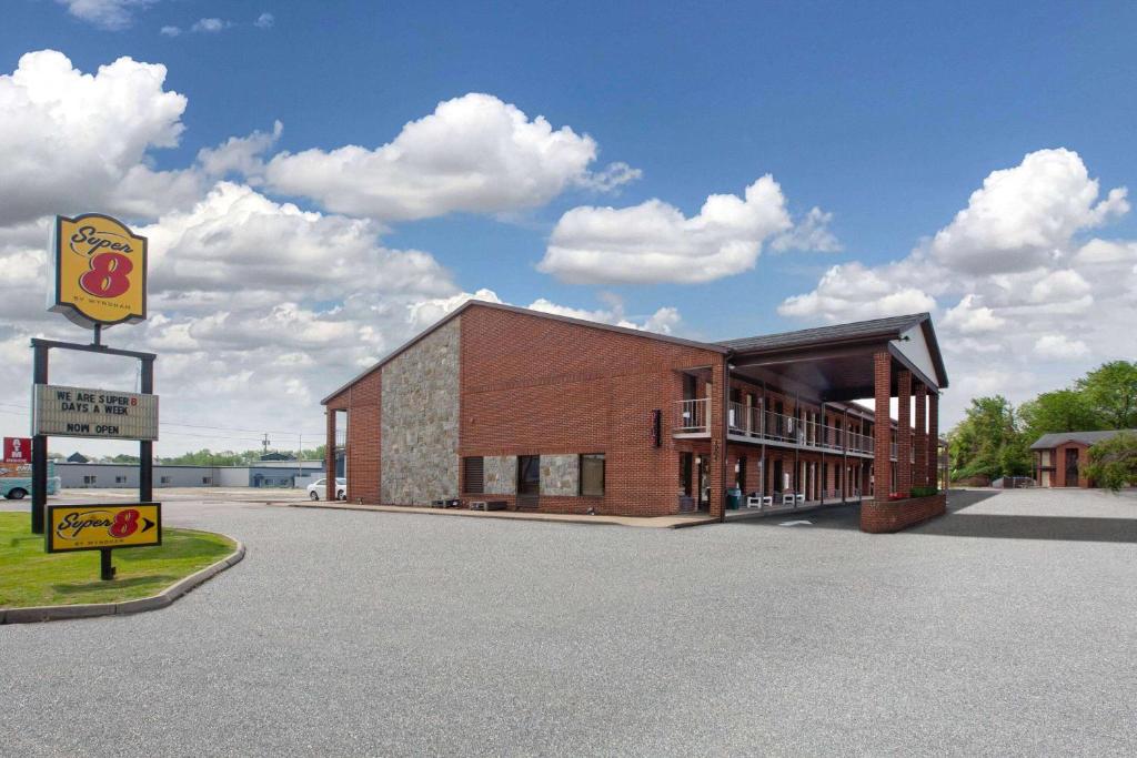 Super 8 by Wyndham Sandusky photo 1