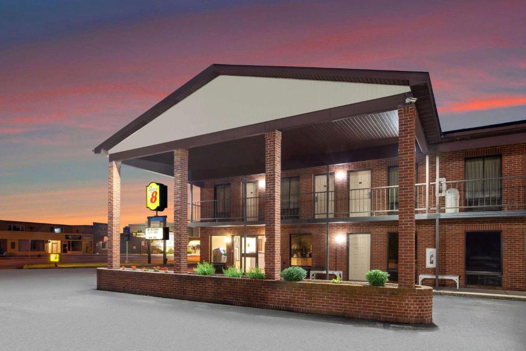 Super 8 by Wyndham Sandusky image