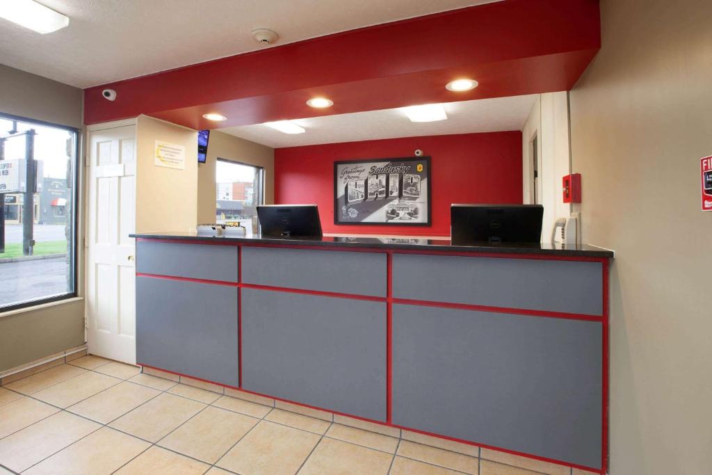 Super 8 by Wyndham Sandusky photo 3