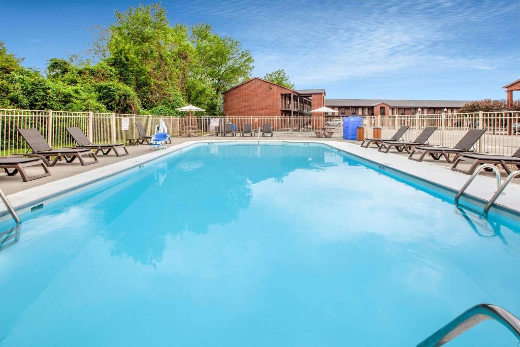 Super 8 by Wyndham Sandusky photo 4
