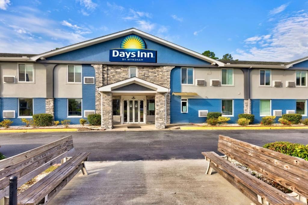 Days Inn by Wyndham Savannah Gateway I-95 image