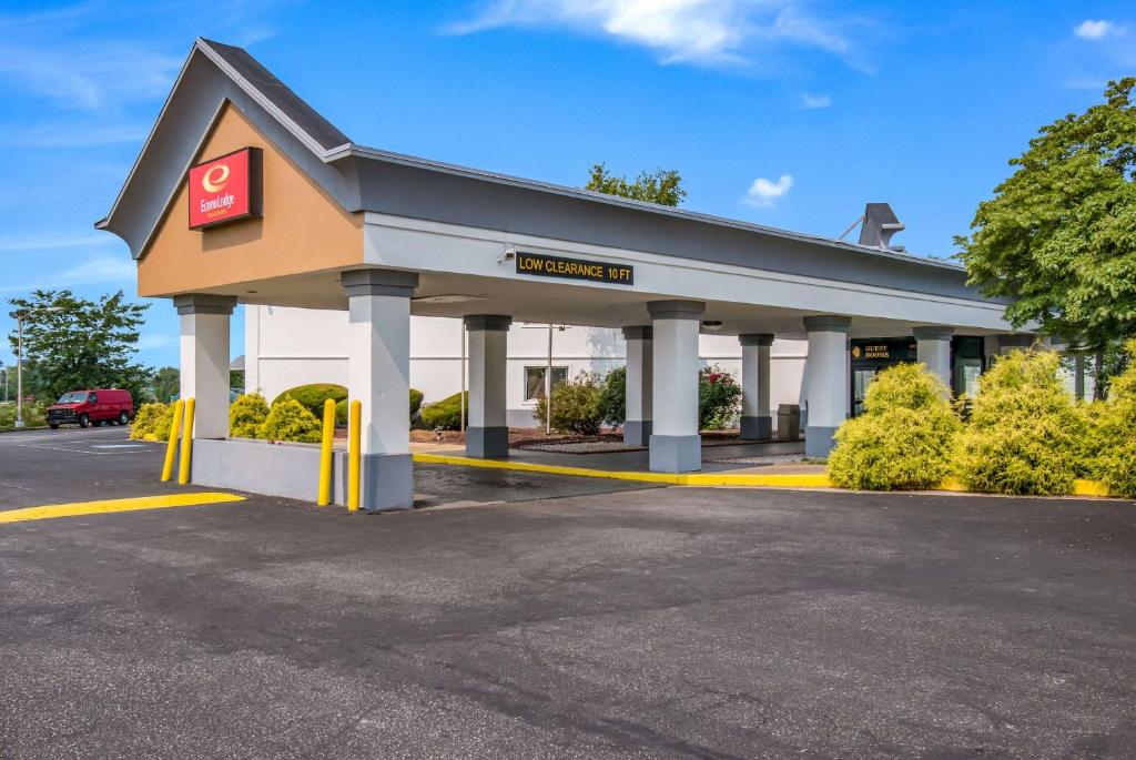 Econo Lodge Inn & Suites image