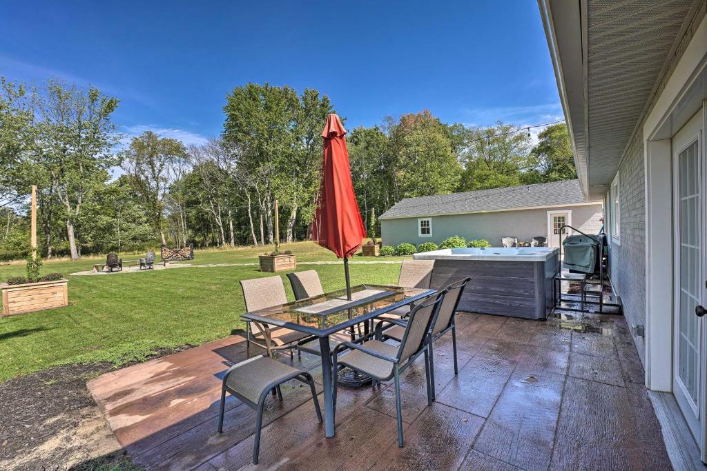 Chic Hideaway with Fire Pit Less Than 2 Miles to Beach! photo 1