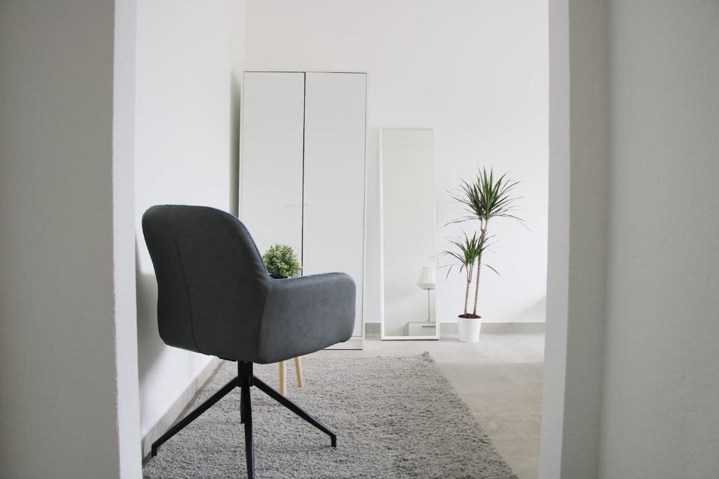 New & Modern Apartment with Beautiful Lake View! photo 3