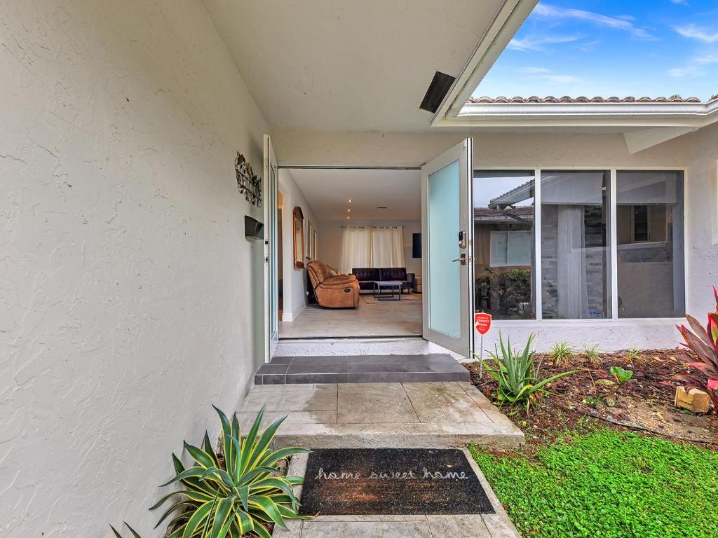 SuperVilla - 3BR/2BA - Pool - Walk to beach photo 3