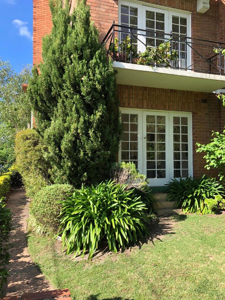 East Melbourne City Studio - Amazing Location & Sunny Charm photo 2