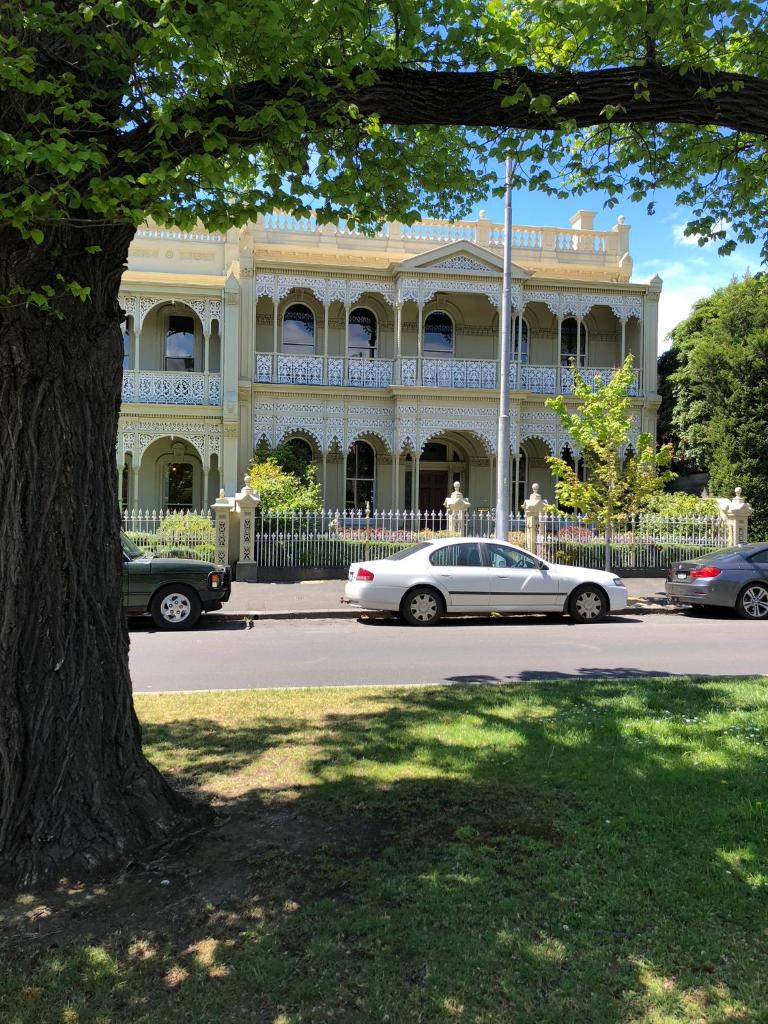 East Melbourne City Studio - Amazing Location & Sunny Charm photo 1