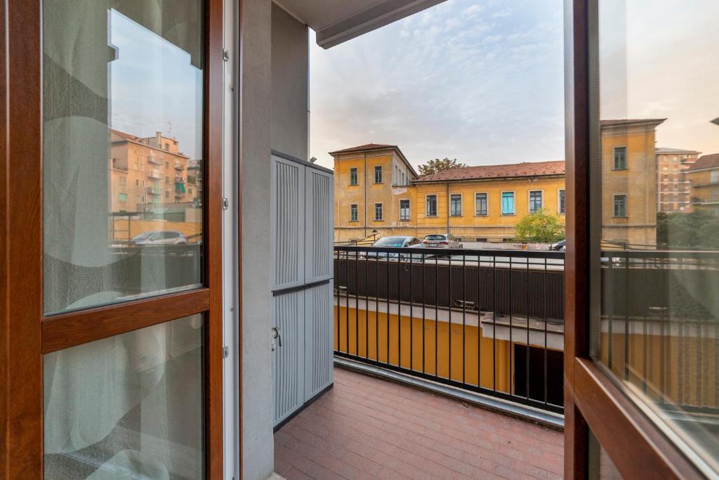 GuestHost - Milano Cosy APT with Balcony!