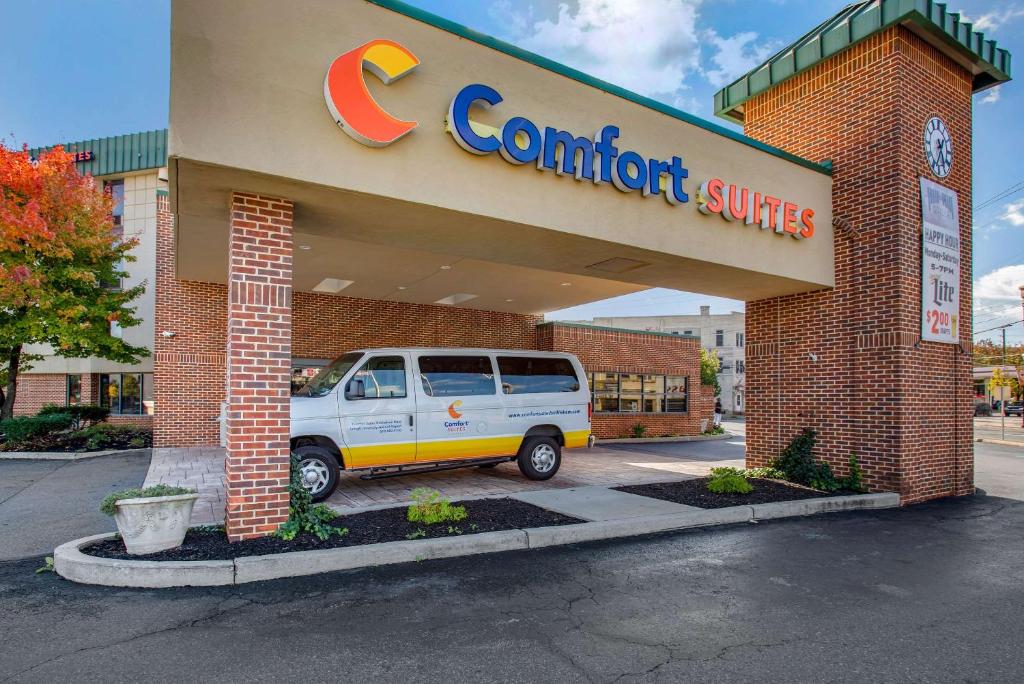 Comfort Suites Bethlehem Near Lehigh University and LVI Airport image