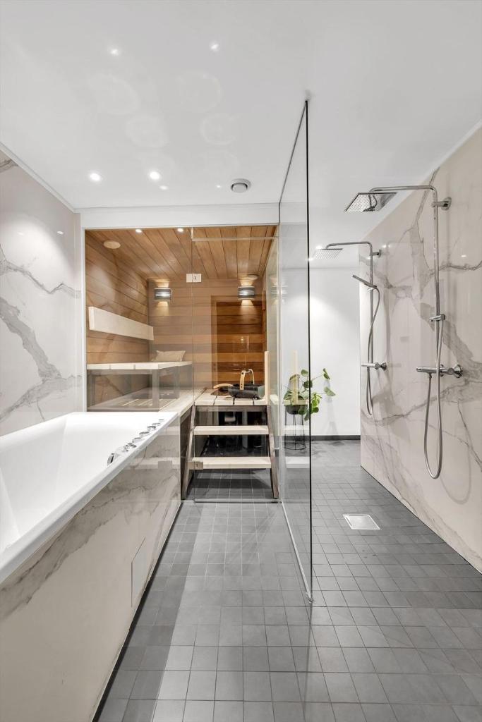 Kais sauna, jacuzzi, cinema and balcony house! Central location photo 2