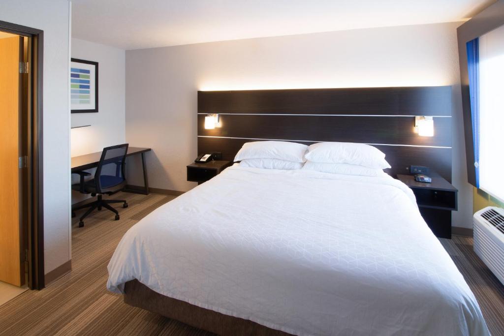 Holiday Inn Express & Suites - Worthington, an IHG Hotel photo 3
