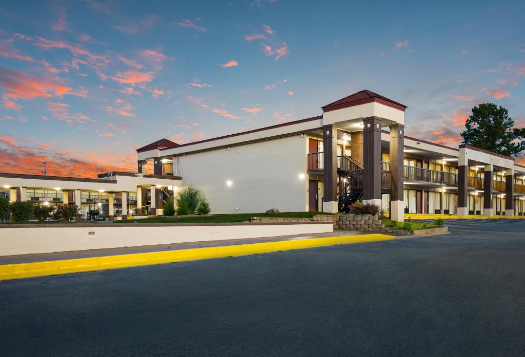 Horizon Inn & Suites image