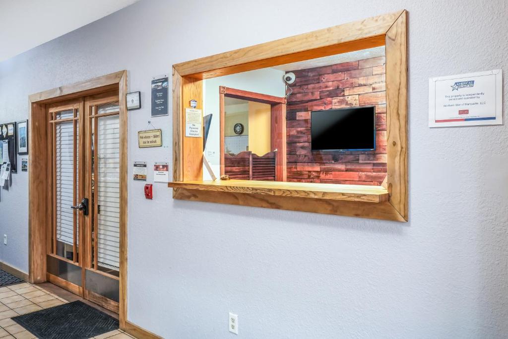 Americas Best Value Inn Marquette photo 2