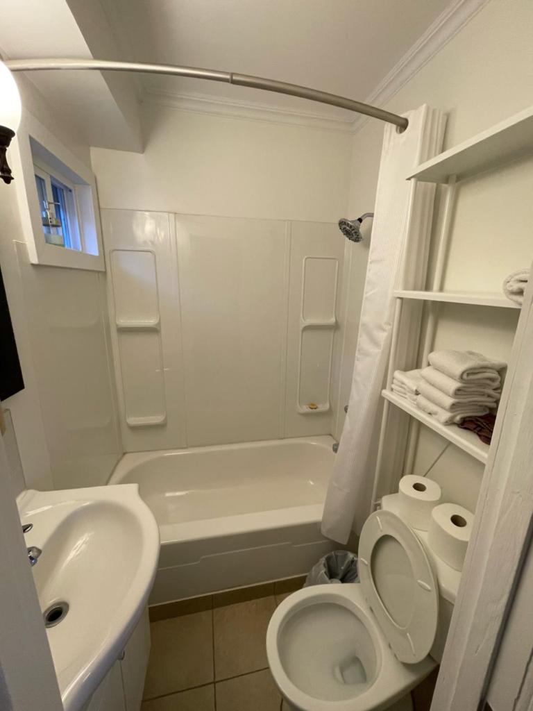 Sunset Motel Room Type - Deluxe Queen Studio 