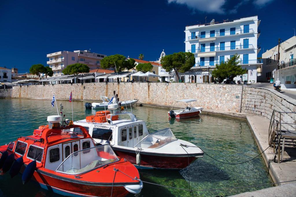 Aria Apartments, Attica