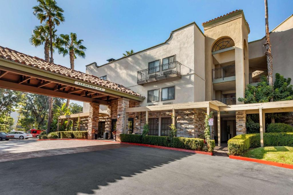 Comfort Inn & Suites Orange County John Wayne Airport image
