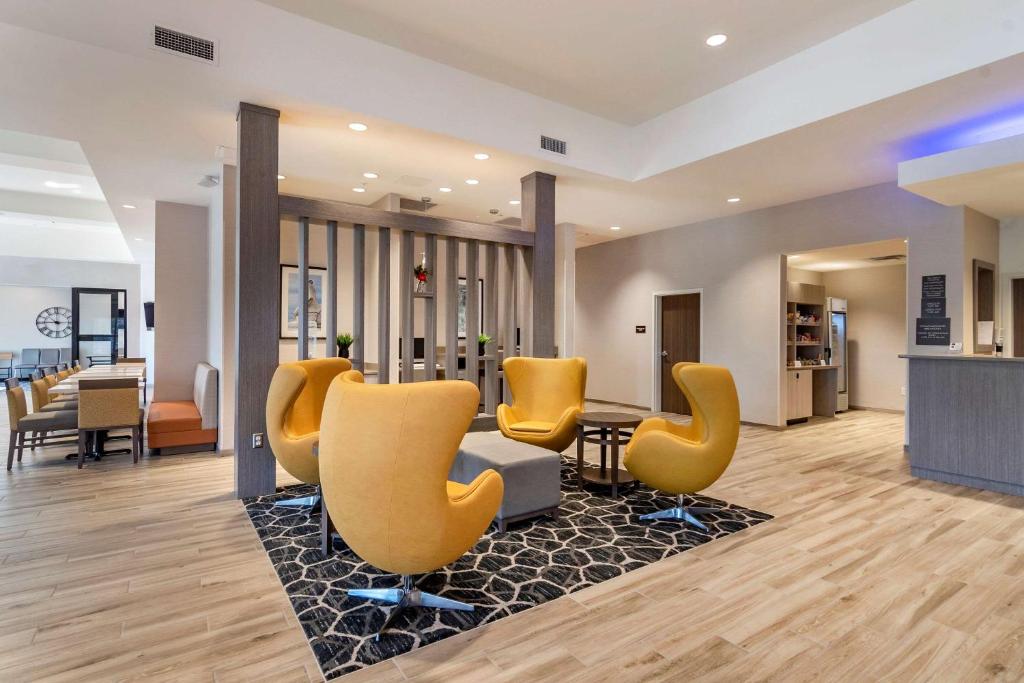 Comfort Suites Grandview - Kansas City image