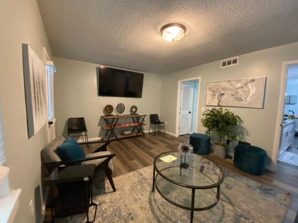 HHI Homes- Newly Renovated Cozy Modern Pet-Friendly Villa-Ideal Location image