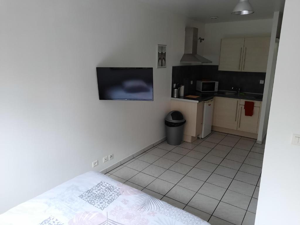 Proximite zone industrielle ,WIFI Netflix, Tout confort photo 1