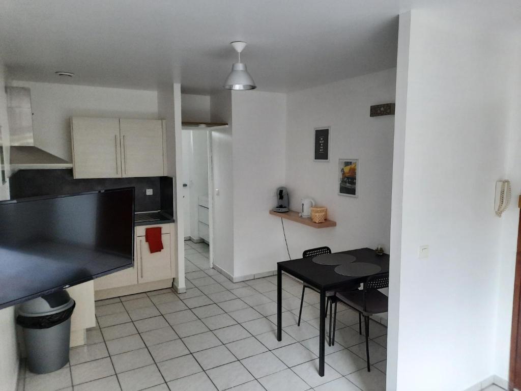 Proximite zone industrielle ,WIFI Netflix, Tout confort photo 2