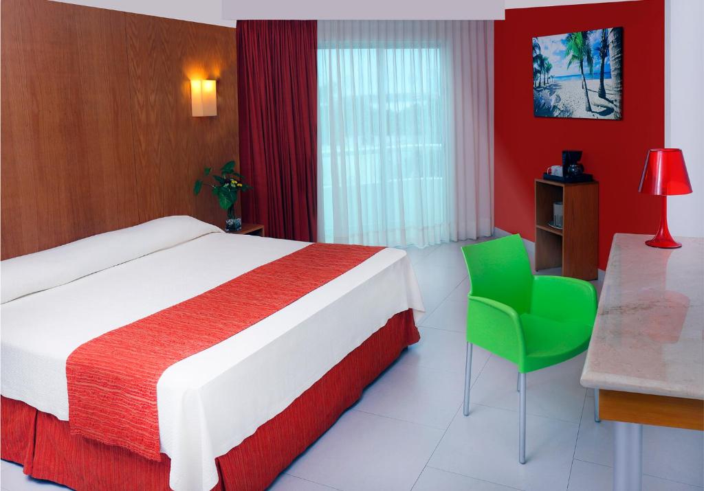 Двухместный (Стандартный номер с кроватью размера «king-size»), Ramada Cancun City