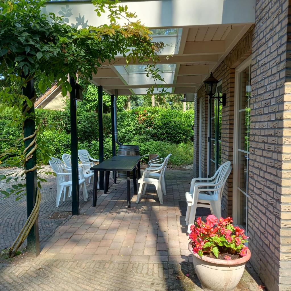 Bungalow met privé jacuzzie photo 2