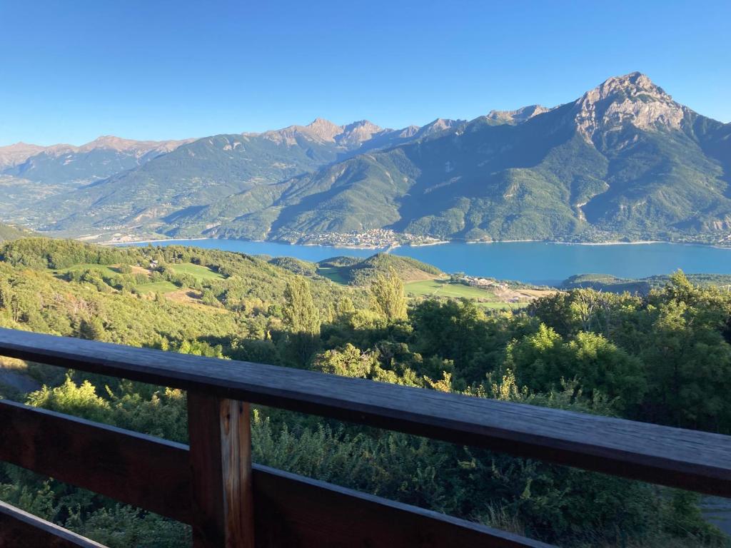 Chalet bioclimatique avec vue sur le lac de Serre Ponçon photo 3