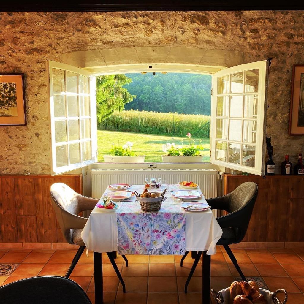Sans Souci Bed and Breakfast Luxe Heated Pool and Restaurant photo 2