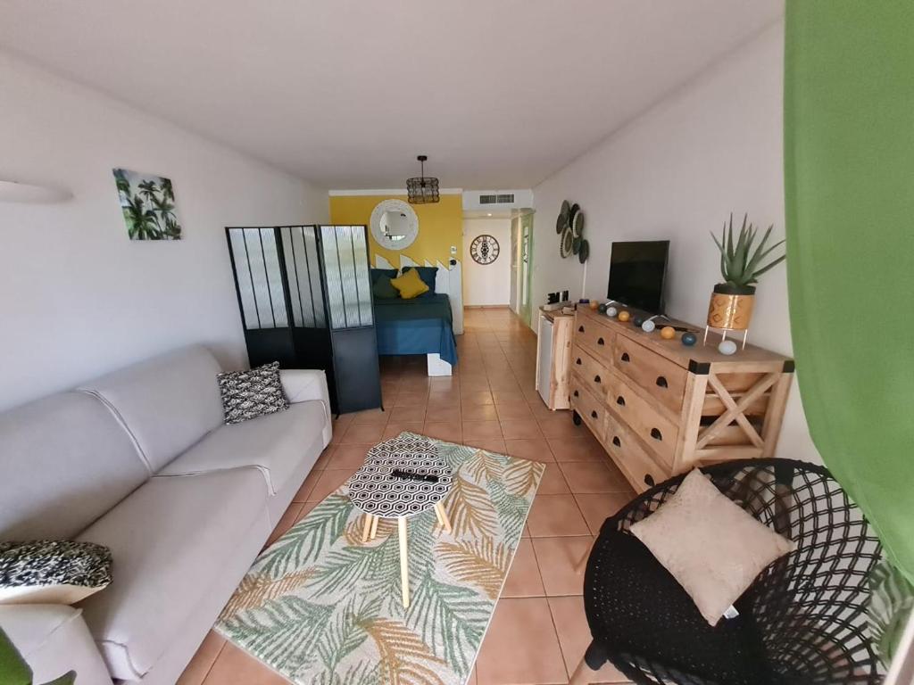Studio cosy, vue sur mer villages vacances Sainte anne chèques vacances acceptés