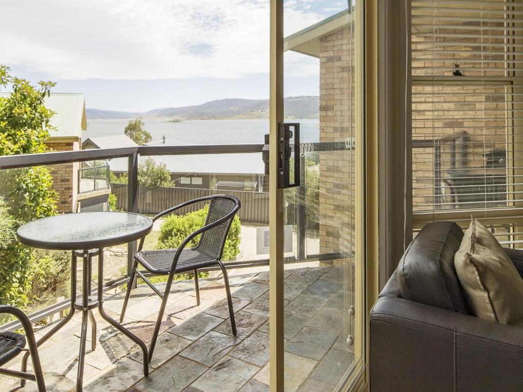 Caribou 3 Views over Lake Jindabyne with Wifi