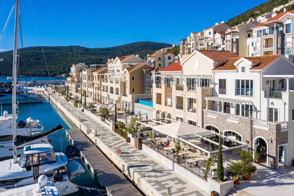 Lustica Bay