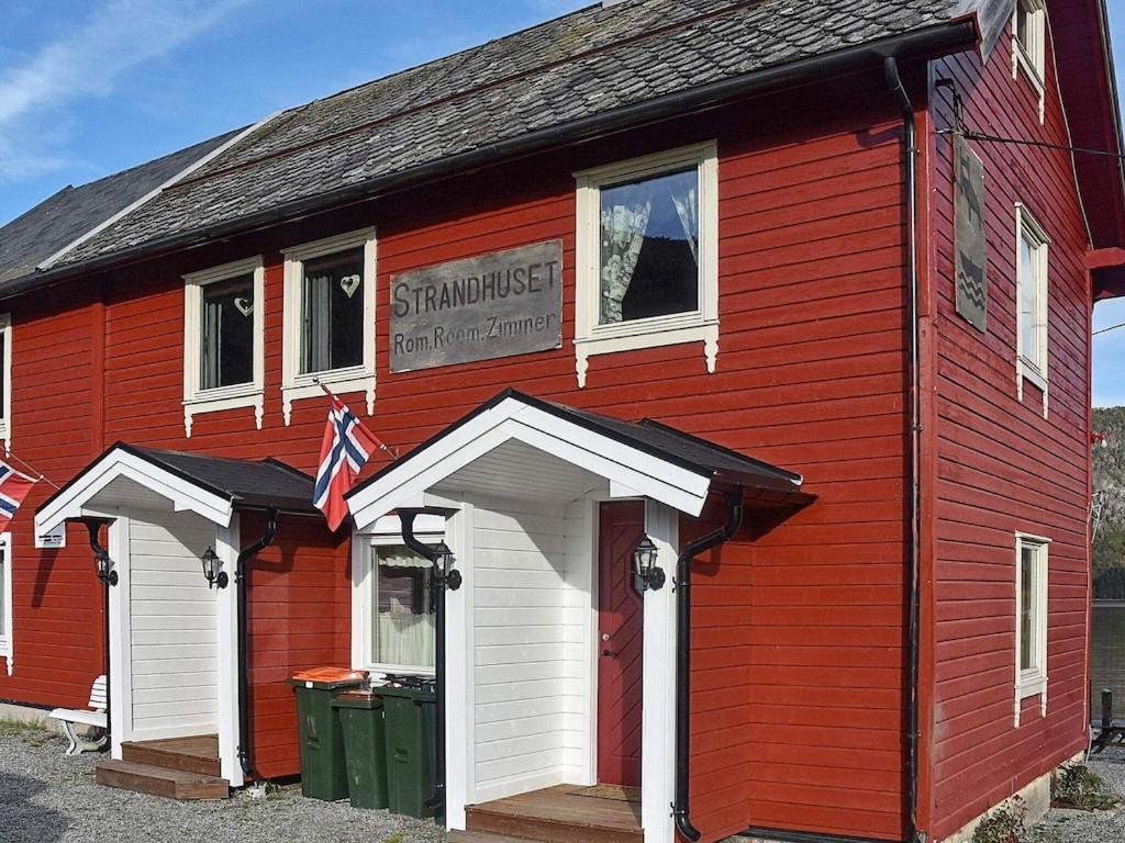 Three-Bedroom Holiday home in Måndalen