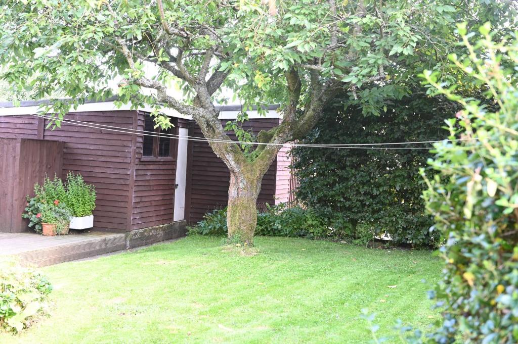 Mayfield Cottage - Tap to explore photos