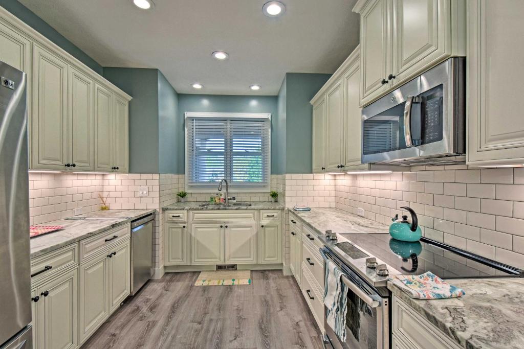 Lake Keowee Condo with Balcony, Community Perks photo 1