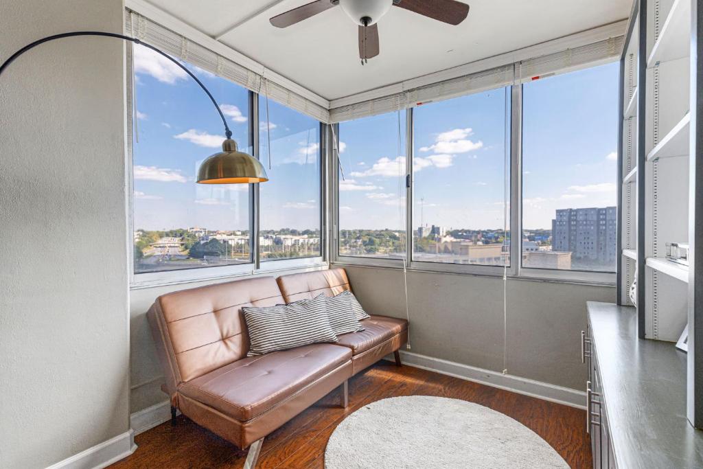 1406 Spacious modern, Fast WiFi, 1 FREE Parking image