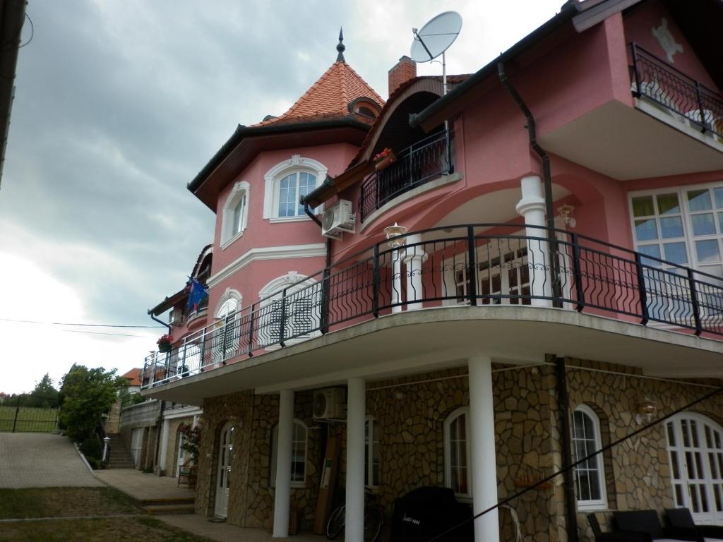 Апартаменты (Апартаменты с 2 балконами и красивым видом), Manor Villa