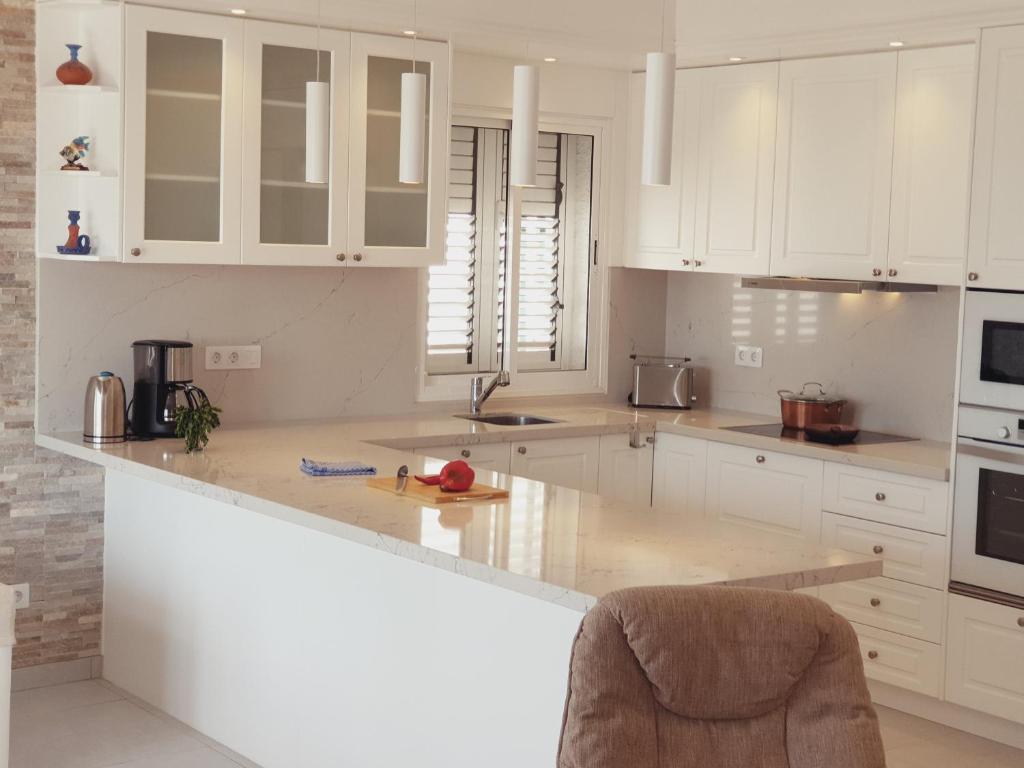 Elegant and Spacious Apartment with Sea vieuw photo 1