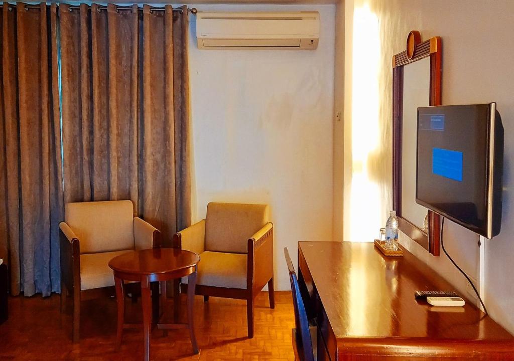 Двухместный (Улучшенный двухместный номер с 1 кроватью), RedDoorz Plus near Mango Avenue Cebu