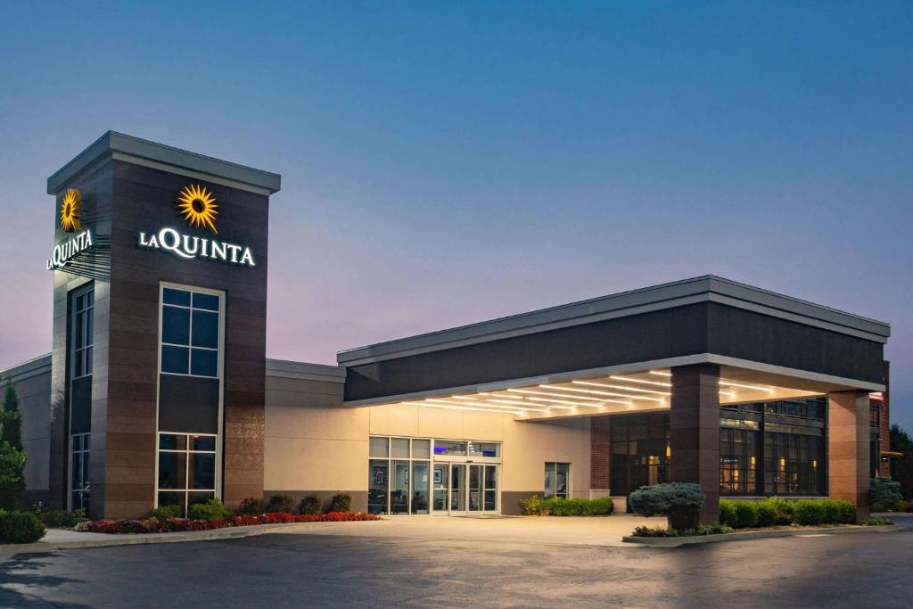 La Quinta by Wyndham Joplin photo 1