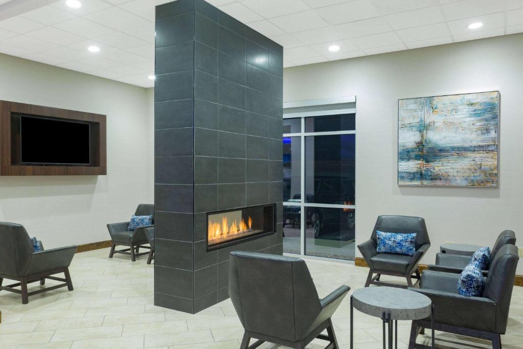 La Quinta by Wyndham Joplin photo 2
