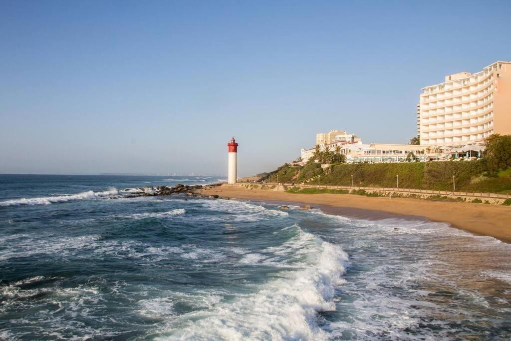 Luxury Apartment in Umhlanga Rocks - Tap to explore photos