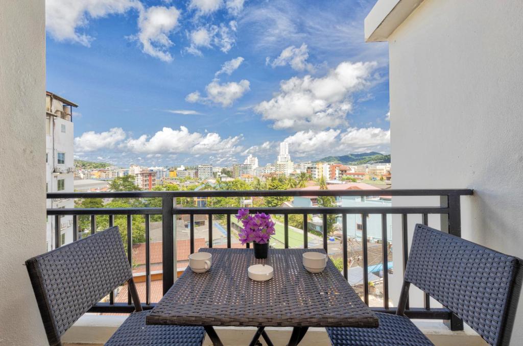 Двухместный (Двухместный номер Делюкс с 1 кроватью и балконом), Lucky Patong Hotel
