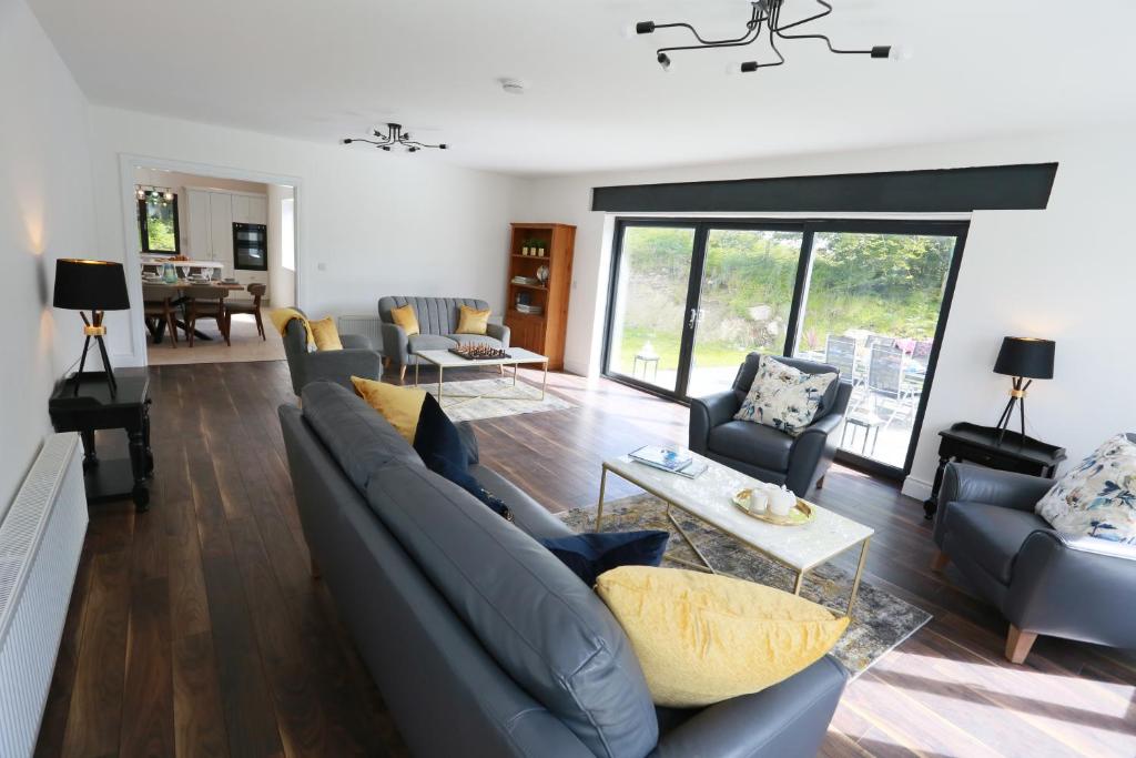 Luxury 6 Bedroom Spiddal Villa, Jacuzzi, Balcony - Tap to explore photos