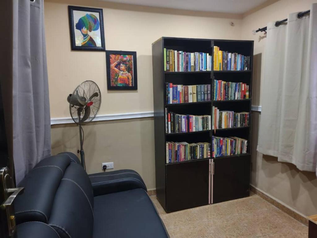 The Edgewood Manor, Entire Service apartment with 24 hours power photo 3