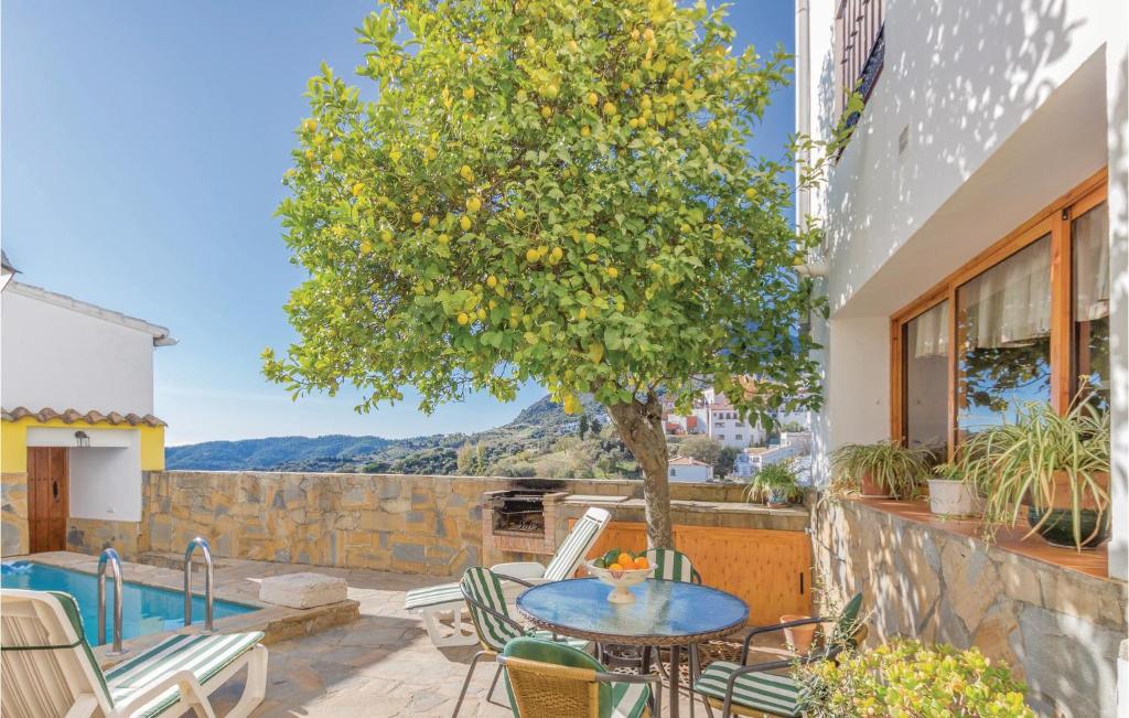 Amazing Home In Gaucn With 3 Bedrooms, Wifi And Outdoor Swimming Pool